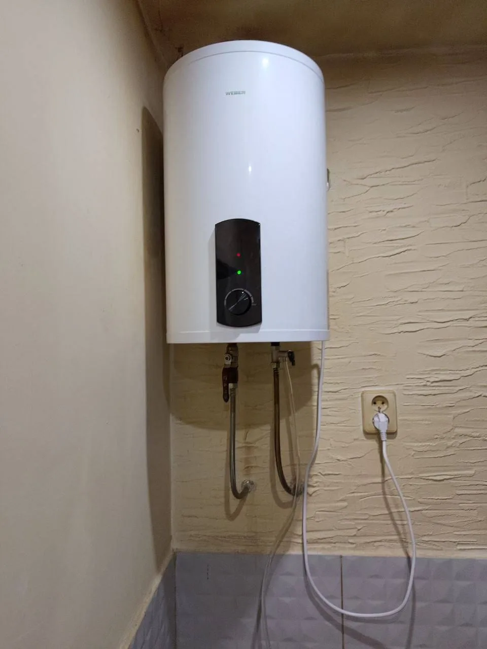 Bojler elektryczny zamontowany na ścianie — DobryHydraulik Warszawa