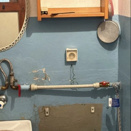 Instalacja wodna i kanalizacyjna na ścianie — DobryHydraulik Warszawa