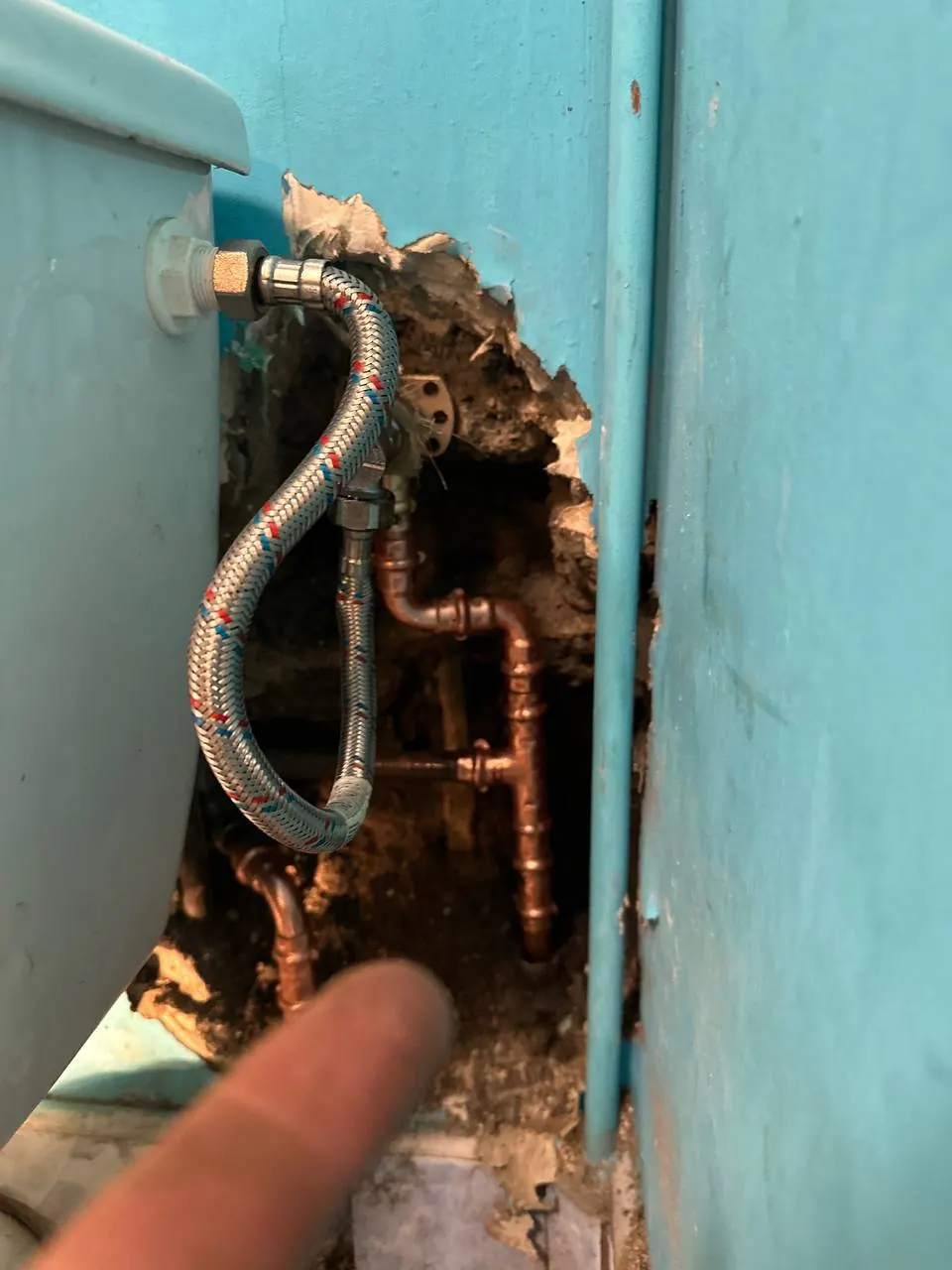 Rury prowadzone przy zabudowie WC - Bielany | DobryHydraulik