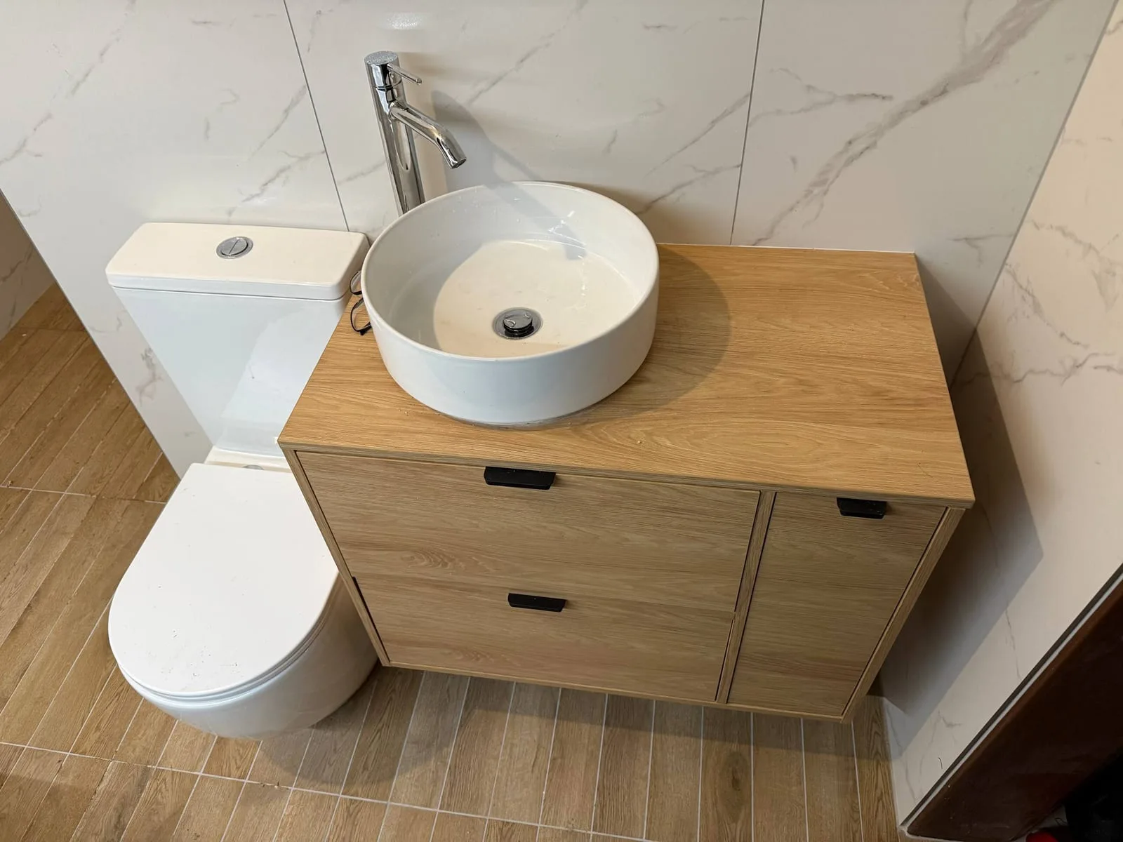 Umywalka nablatowa na szafce z WC — DobryHydraulik Warszawa