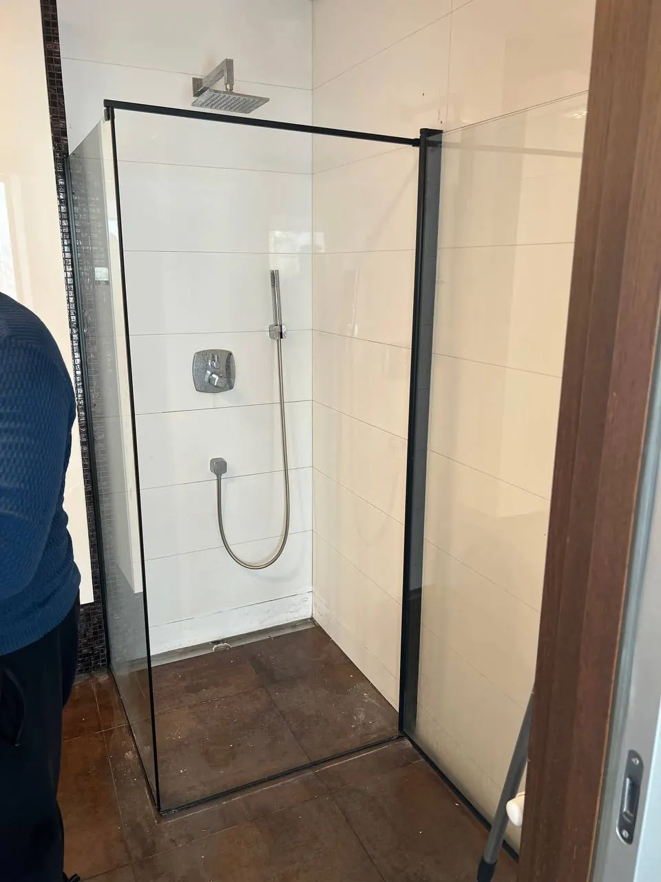 Kabina walk-in z czarną ramą - Montaż kabin prysznicowych | DobryHydraulik