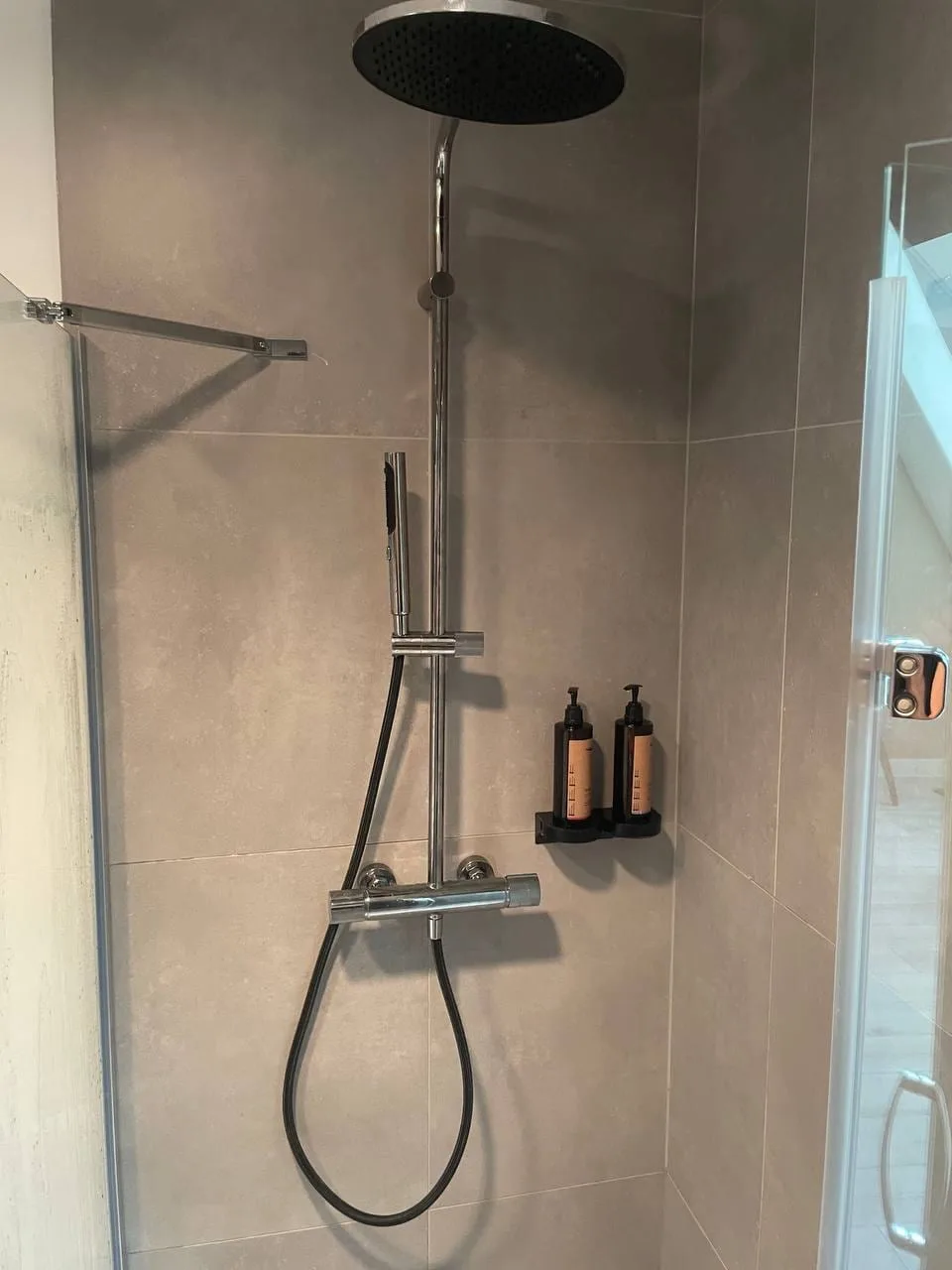 Prysznic walk-in z baterią termostatyczną — DobryHydraulik Warszawa