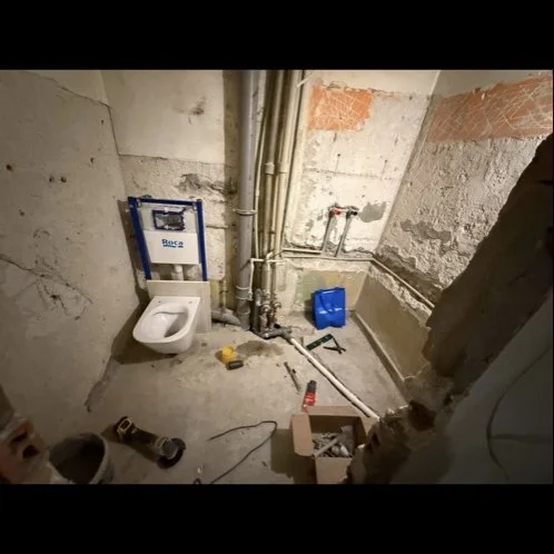 Stelaż i miska WC po rozkuciu ściany — DobryHydraulik Warszawa