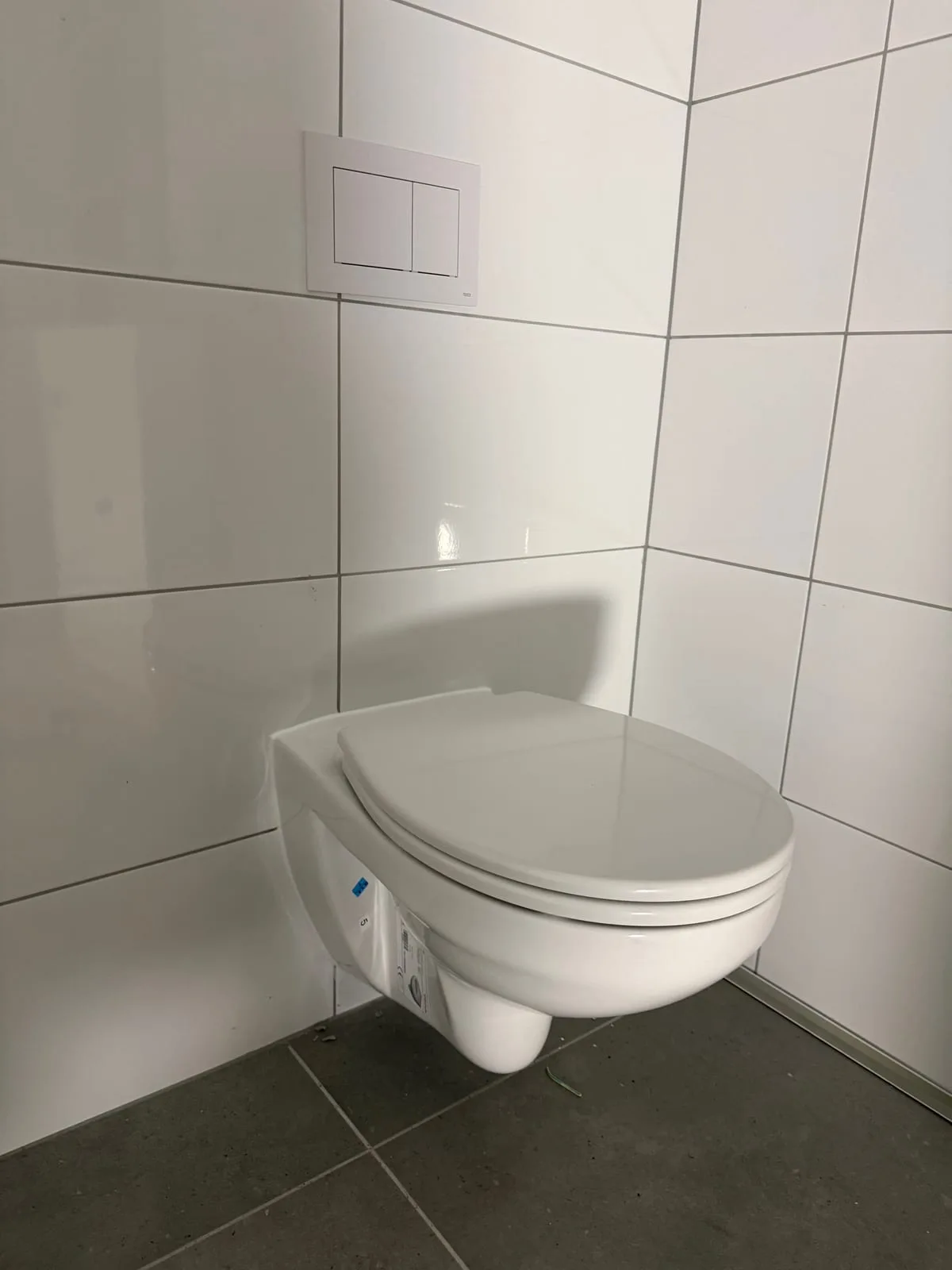 WC podwieszane w białej łazience — DobryHydraulik Warszawa