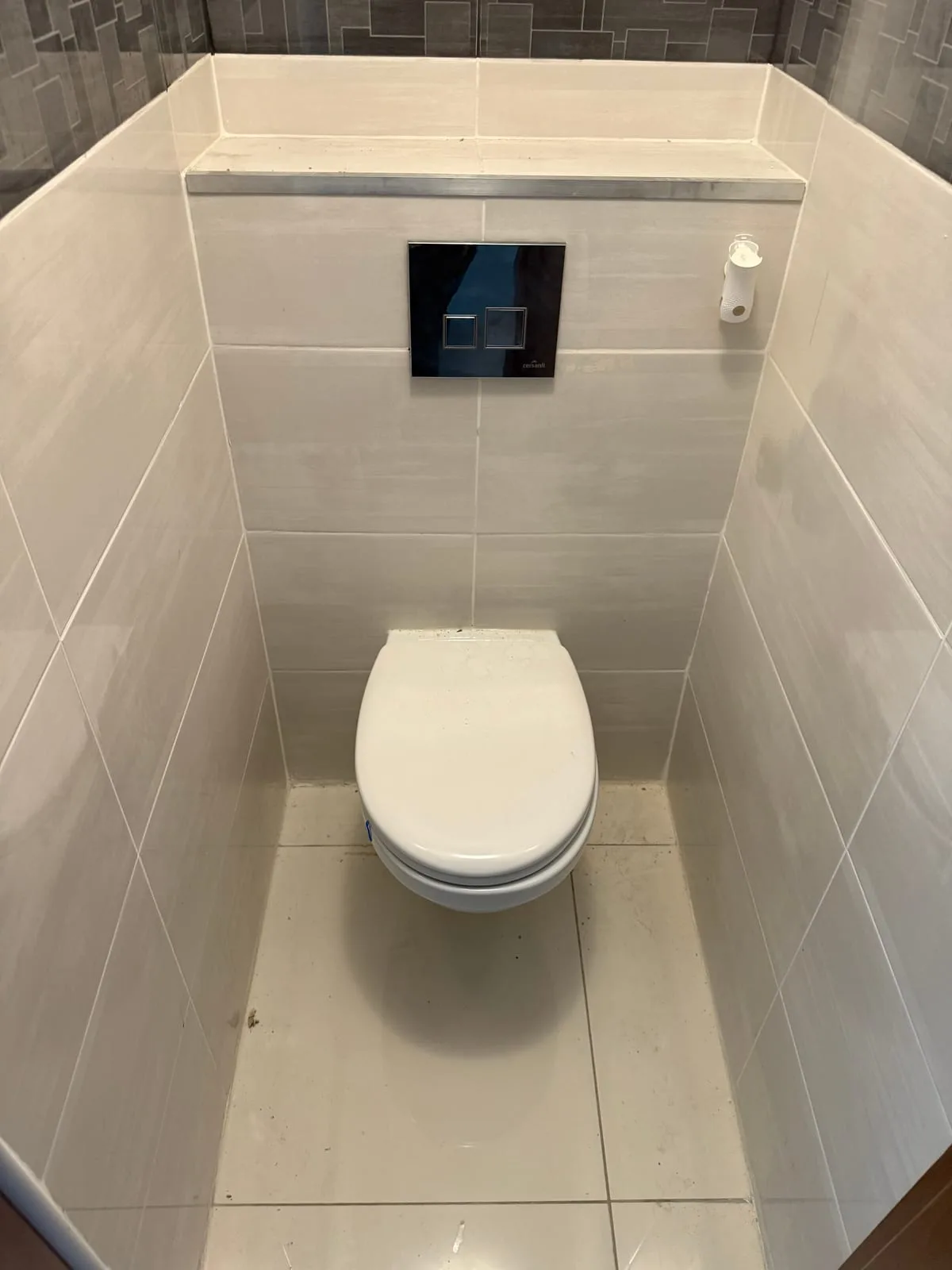 WC podwieszane z czarnym przyciskiem — DobryHydraulik Warszawa