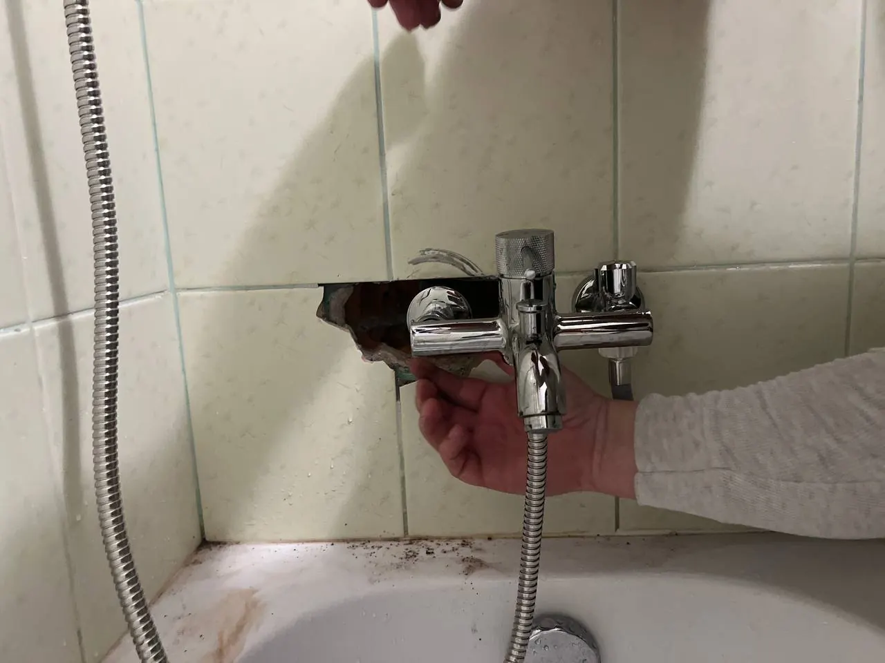 Naprawa wycieku przy baterii wannowej - Lokalizacja wycieków | DobryHydraulik