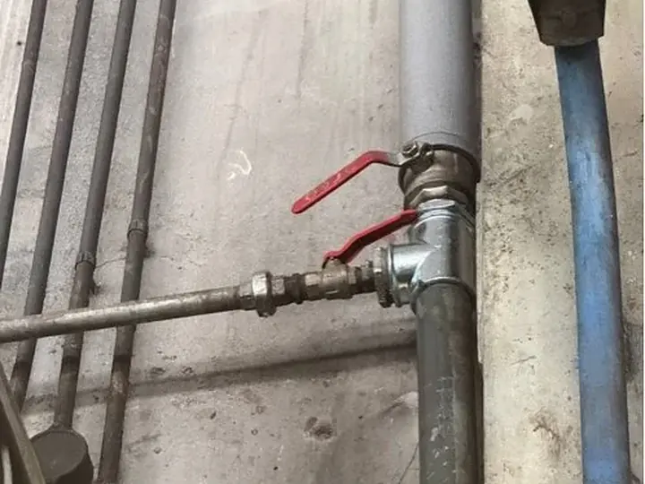 Główny zawór odcinający na rurach ocynkowanych — DobryHydraulik Warszawa